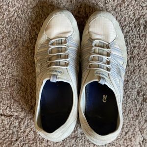 Sketchers Size 9.5 Beige